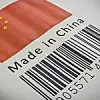Ein Barcode mit dem Slogan Made in China und der chinesischen Flagge darüber - Symbolbild für Importe aus China