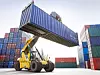 Stacker mit Container am Haken