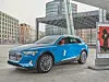 Blauer Audi E-tron in Berlin