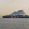 Containerschiff vor dem Felsen von Gibraltar