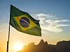 Brasilianische Flagge vor Bergen, Sonnenutergang