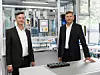 Bernd Weckenmann und Jan Groshert von Elring Klinger nebeneinander stehend in einem Labor