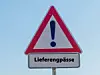 Warnschild mit einem Ausrufezeichen und darunter dem Schriftzug Lieferengpässe