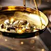 Einige Goldnuggets in einer goldenen Waagschale
