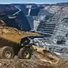 Goldmine im australischen Kalgoorlie mit Riesen-Lkw im Vordergrund