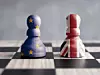 Zwei Figuren mit dem Anstrich einer britischen und einer EU-Flagge stehen sich auf einem Schachbrett gegenüber
