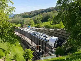 Tunnelbohrmaschine von Herrenknecht vor dem neuen Bötzbergtunnel in der Schweiz