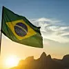 Brasilianische Flagge vor Bergen, Sonnenutergang