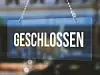 Schild mit der Aufschrift Geschlossen in einem Geschäft