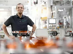 Schaeffler-Mitarbeiter in einer Fertigungshalle