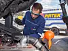 Mitarbeiter von Pirtek überprüft den Ölstand bei einem Firmenfahrzeug.