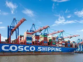 Cosco-Containerschiff im Hafen Hamburg