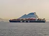 Containerschiff vor dem Felsen von Gibraltar