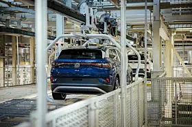Produktion des VW ID.4 in Zwickau: Ein Grund für Volkswagens Probleme ist die eingebrochene Nachfrage nach Elektroautos infolge gekürzter Förderungen