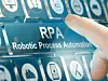 Ein Zeigefinger tippt auf eine interaktive Kachel mit der Aufschrift RPA Robotic Process Automation