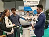 Interessierte Messebesucher am Stand von Mojin Robotics