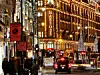 Einkaufsstraße in London mit dem Kaufhaus Harrods in Weihnachtsbeleuchtung