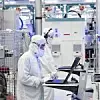 Zwei Mitarbeiter in der Intel-Chipfabrik in Oregon.
