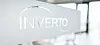 Inverto Logo an einer Glaswand