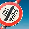Eine hochgefahrene Schranke mit dem Schild Zoll-Douane