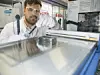 Chemietechniker trägt eine Paste auf eine Aluminiumfolie, um Kathodenmaterial zu testen