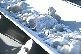 Lithium-Brocken auf einem Förderband