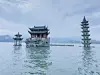 Pagode im Poyang-See in China mit Türmchen rechts und links, von Wasser umspült