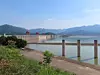 Blick auf die Staumauer des Drei-Schluchten-Stausees mit dem Wasserkraftwerk