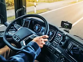 Bus mit Automatisierter Mautabrechnung per DKV Box Europe