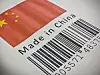 Ein Barcode mit dem Slogan Made in China und der chinesischen Flagge darüber - Symbolbild für Importe aus China