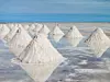 Salzhaufen im Salar de Uyuni, Bolivien.