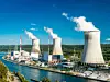 Atomkraftwerk am Ufer eines Flusses mit 3 Kühltürmen