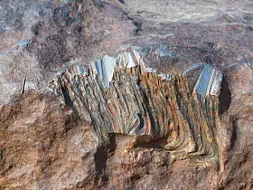 Glänzendes Gestein, vermutlich Nickel oder Kobalt