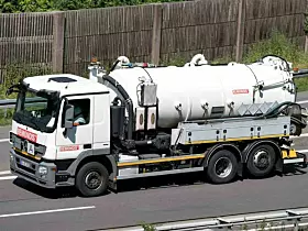 LKW von Remondis auf einer Straße