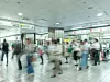 Bahnhof Shinjuku, Passanten eilen vorbei