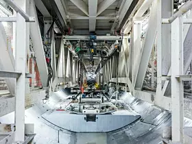 Mauls: Tunnelbohrmaschine mit Sohlenelement.