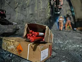Alternativ zur Tunnelbohrmaschine kommt ganz klassisch Sprengstoff für den Vortrieb zum Einsatz.