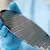 Silicon-Wafer in Hand eines Labormitarbeiters