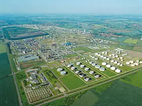 Bilfinger ist für die Instandhaltung großer Teile des rund 320 Hektar großen TotalEnergies-Anlagenkomplexes zuständig.