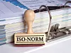 Stempel mit der Aufschrift ISO-Norm in einem Aktenordner