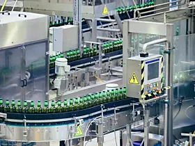 Bierabfüllung in einer Brauerei