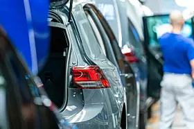 Montagelinie bei VW in Wolfsburg: Seit 2014 ist der Umsatz der Zulieferer in Deutschland um 25 Prozent gestiegen, während die Hersteller mehr als doppelt so stark – um 59 Prozent – zulegen konnten, so eine aktuelle Studie.