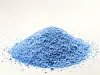 Ein Häufchen mit blauem Pulver aus Eixenoxid-Pigmenten