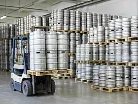 Gabelstapler verlädt Bierfässer