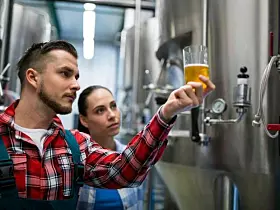 Bierbrauer, die ein Bier testen