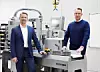 Frank Osterhagen und Thomas Schoen von Bizerba stehen an einer Maschine