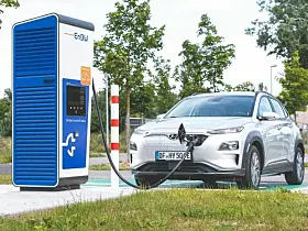 E-Auto an einer Ladestation von EnBW