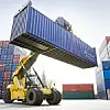 Stacker mit Container am Haken