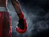 Boxer mit Boxhandschuh vor dunklem Hintergrund