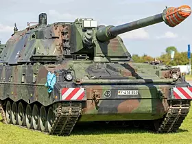 Die Bundeswehr hatte ursprünglich 185 Exemplare der Panzerhaubitze 2000 beschafft. 2021 befanden sich noch 108 PzH 2000 im Dienst der Bundeswehr. Nach diversen Umstellungen und Abgaben wurde inzwischen neue Systeme nachbestellt.